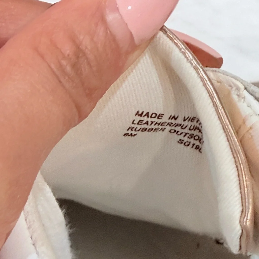 🔥NWOT Michael Kors Women’s White Sneakers with Rose Gold Size 6 🔥